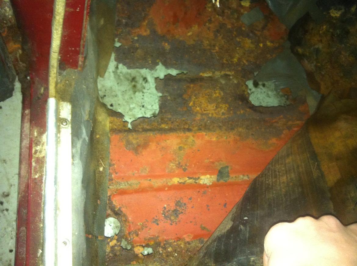 Opel Kadett A Sedan - Jeg vidste den gemte på overraskelser! Dette er i førersiden efter man lige fjerne bundmåtten :-) billede 17