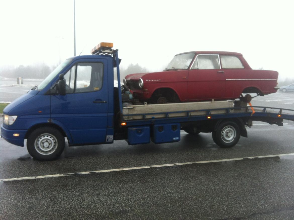 Opel Kadett A Sedan - På vej hjem, bemærk ingen hjul! billede 4