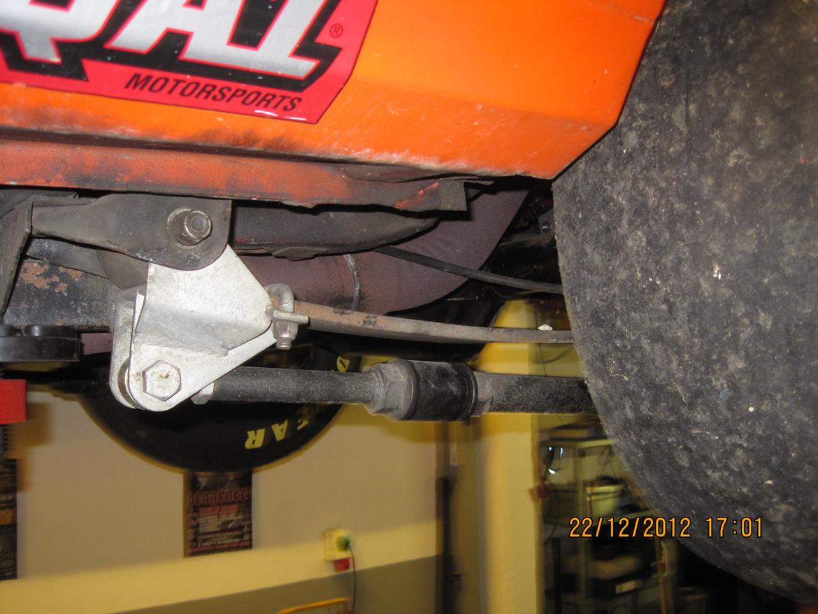 Chevrolet Nova SS - Calc tracs - Holder bagtøjet og bladfjedre på plads, så de ikke bliver rykket af. Det skal siges det er sket, da den skulle til syn. de blev afmonteret inden syn, og havde glemt de var afmonteret lige efter syn, da den fik lidt gas. :-) billede 20