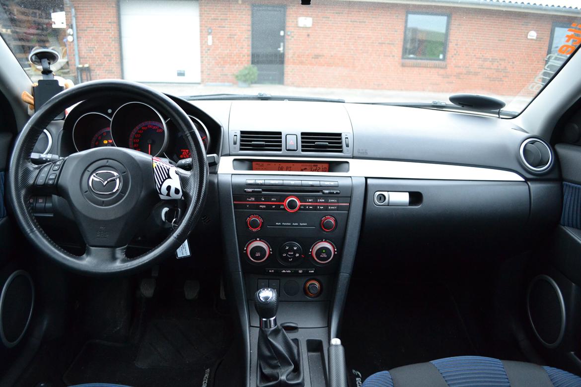 Mazda 3 - Hvid folie på panelet... kan se jeg stadig ikke har taget det sidste stickerbomb af rattet :-D Havde stickerbomb på stort set alt i bilen på et tidspunkt, men har ingen billeder :-( billede 14