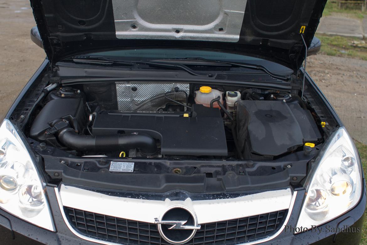 Opel Vectra - Sådan ser motorrummet ud på en Vectra C 2,2 Direct. billede 12