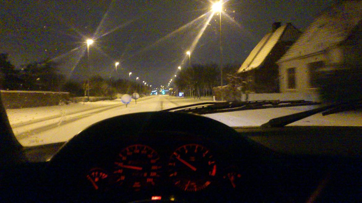 BMW E30 Touring *Street Drifter #3"/Driftmissil - Min synsvinkel i bilen i et mindre snelandskab i Nørresundby efter en endt arbejdsdag/nat....rundet 300.000 på klokken :) billede 16