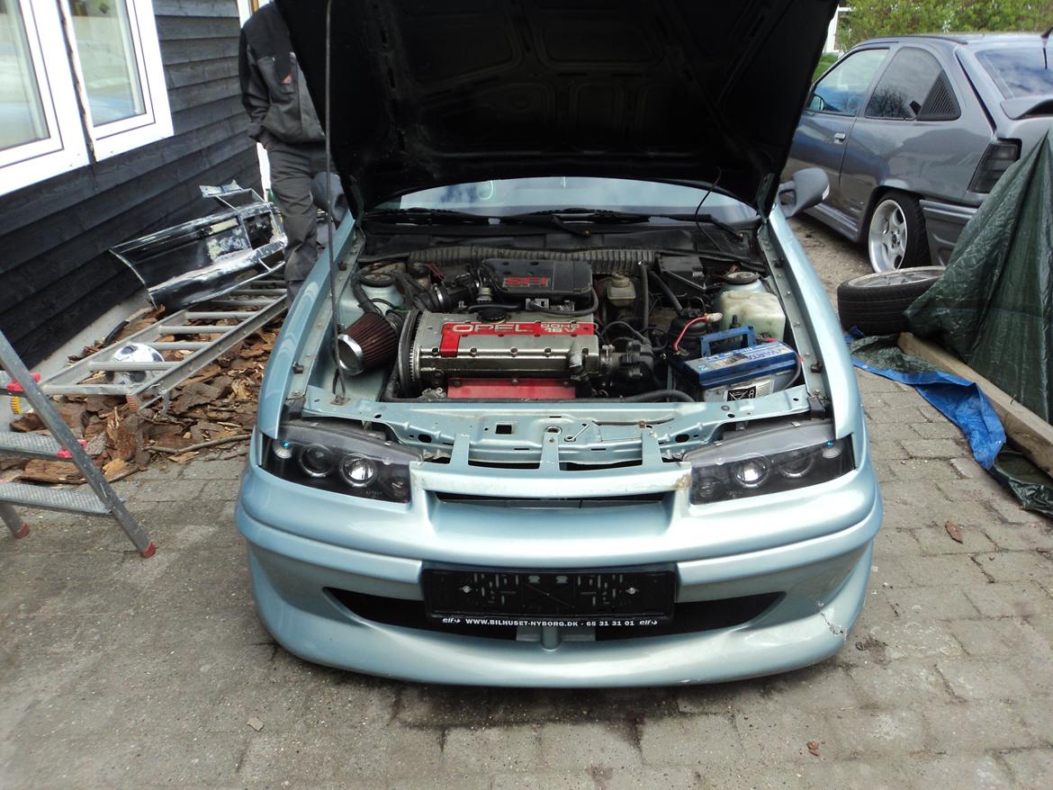 Opel Calibra 16v C20xe - Mayday - Og min egen bette grå Kadett 16v c20xe i baggrunden :) billede 2