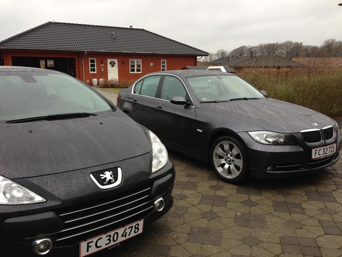 BMW 335i - konens bil holder siden af billede 2