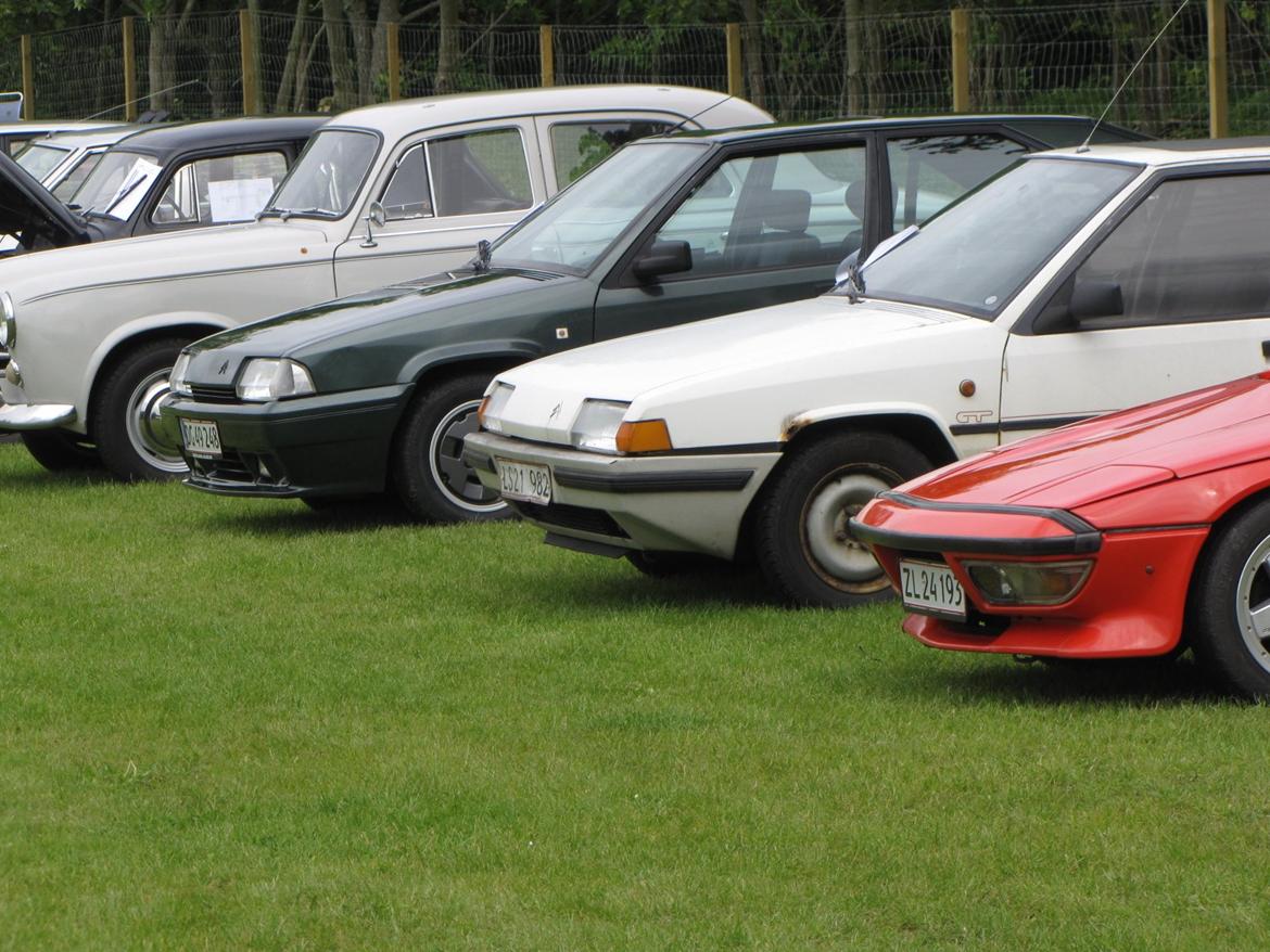 Citroën BX 19 GT - Køretøjet på Gisselfeldt Kloster 2011  i forbindelse med fransk biltræf 2011, placeret mellem en Renault Alpine og en yngre (serie II) BX 19GTi 16V billede 8