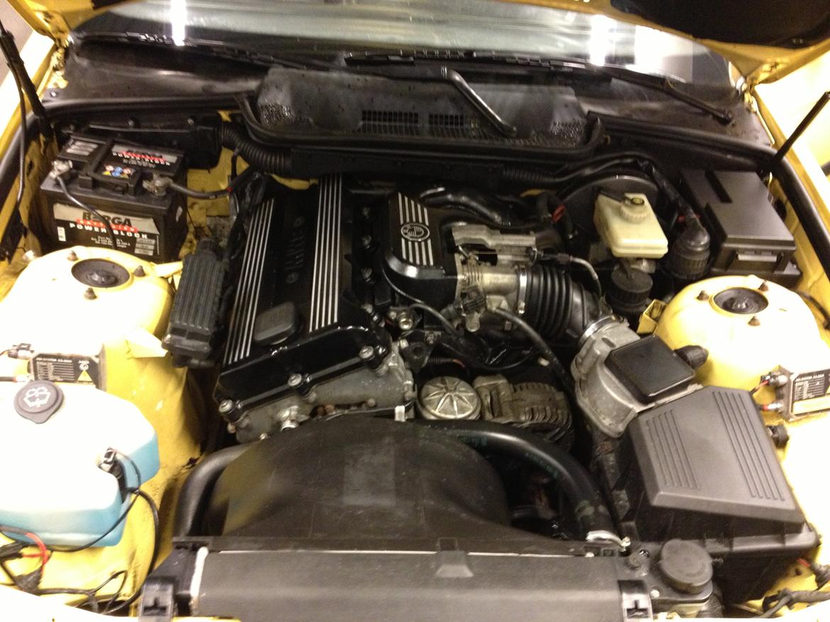 BMW E36 318IS Coupe - Efter jeg har lakeret ventildæksel og indsugningsmanifold :) billede 16
