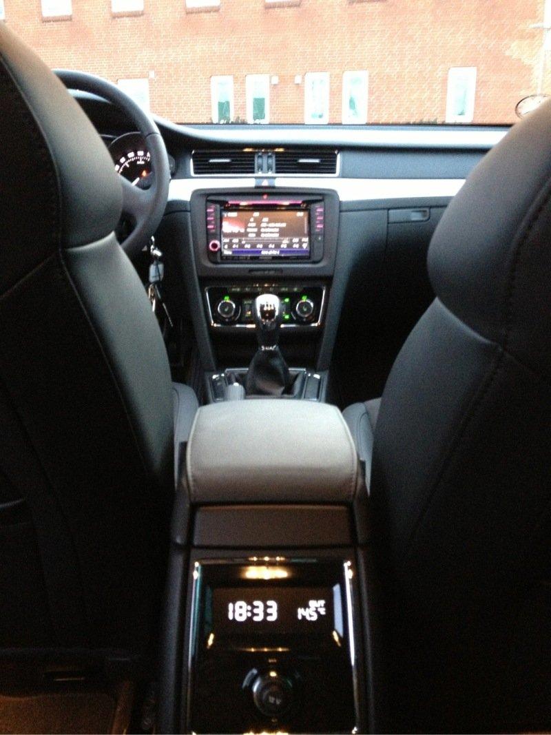 Skoda Superb "SOLGT" - Kenwood anlæg + ur og temperaturvisning på bagsædet. billede 6
