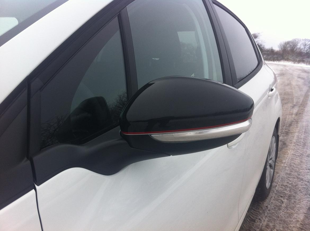 Peugeot 208 1.2 VTI Active Avenue Sport 5D (solgt) - S-Line spejle i sort pianolak og rød stibe og med blinklys indbygget i spejlet billede 4