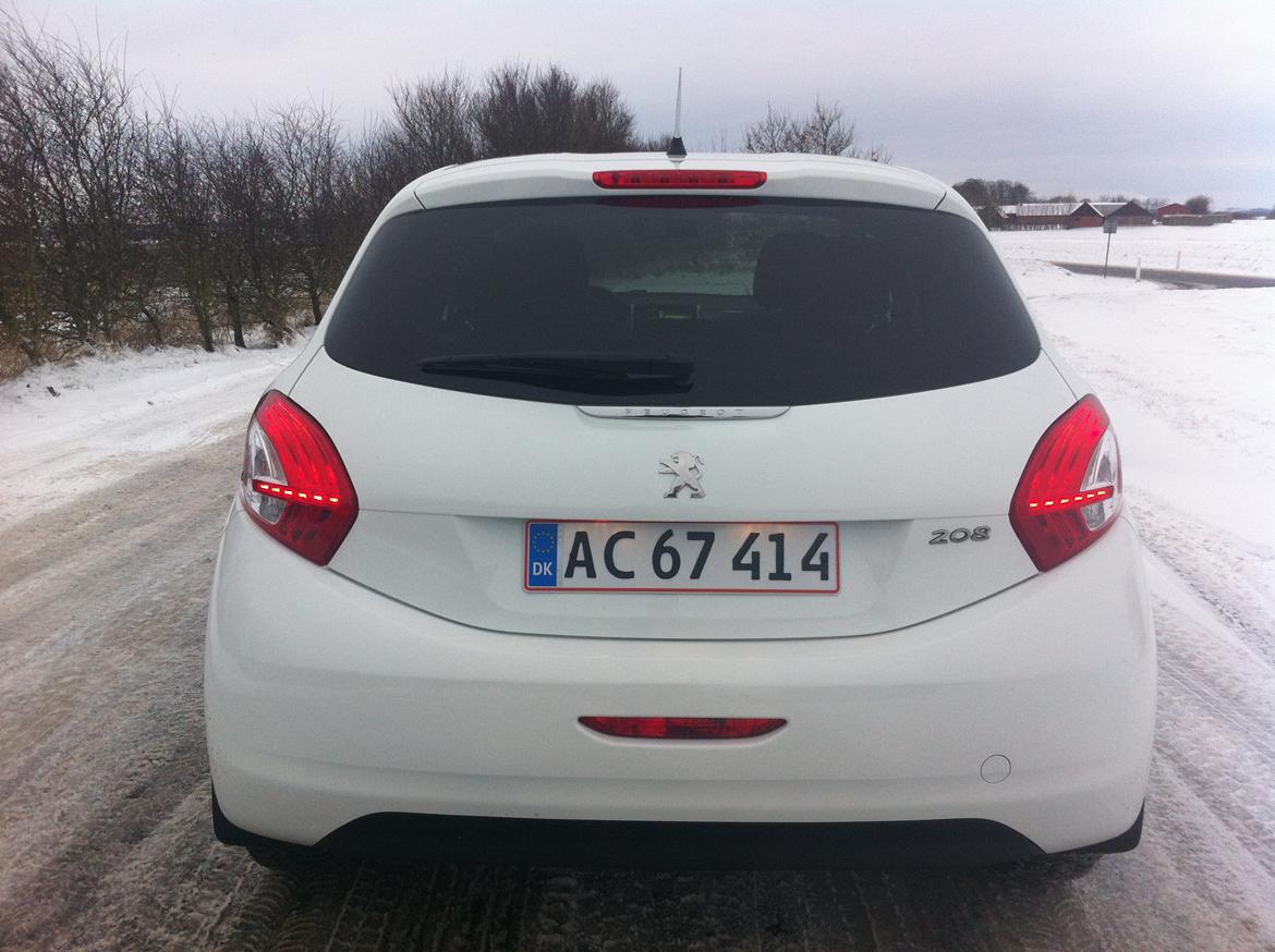 Peugeot 208 1.2 VTI Active Avenue Sport 5D (solgt) - Den flotte bagende. Syntes de røde lygter og de mørktonede bagruder står flot til den hvide lak billede 5