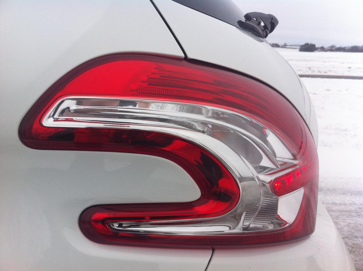Peugeot 208 1.2 VTI Active Avenue Sport 5D (solgt) - En rigtig flot detalje hvor baglygterne er formet som en boomerang med LED lys billede 7