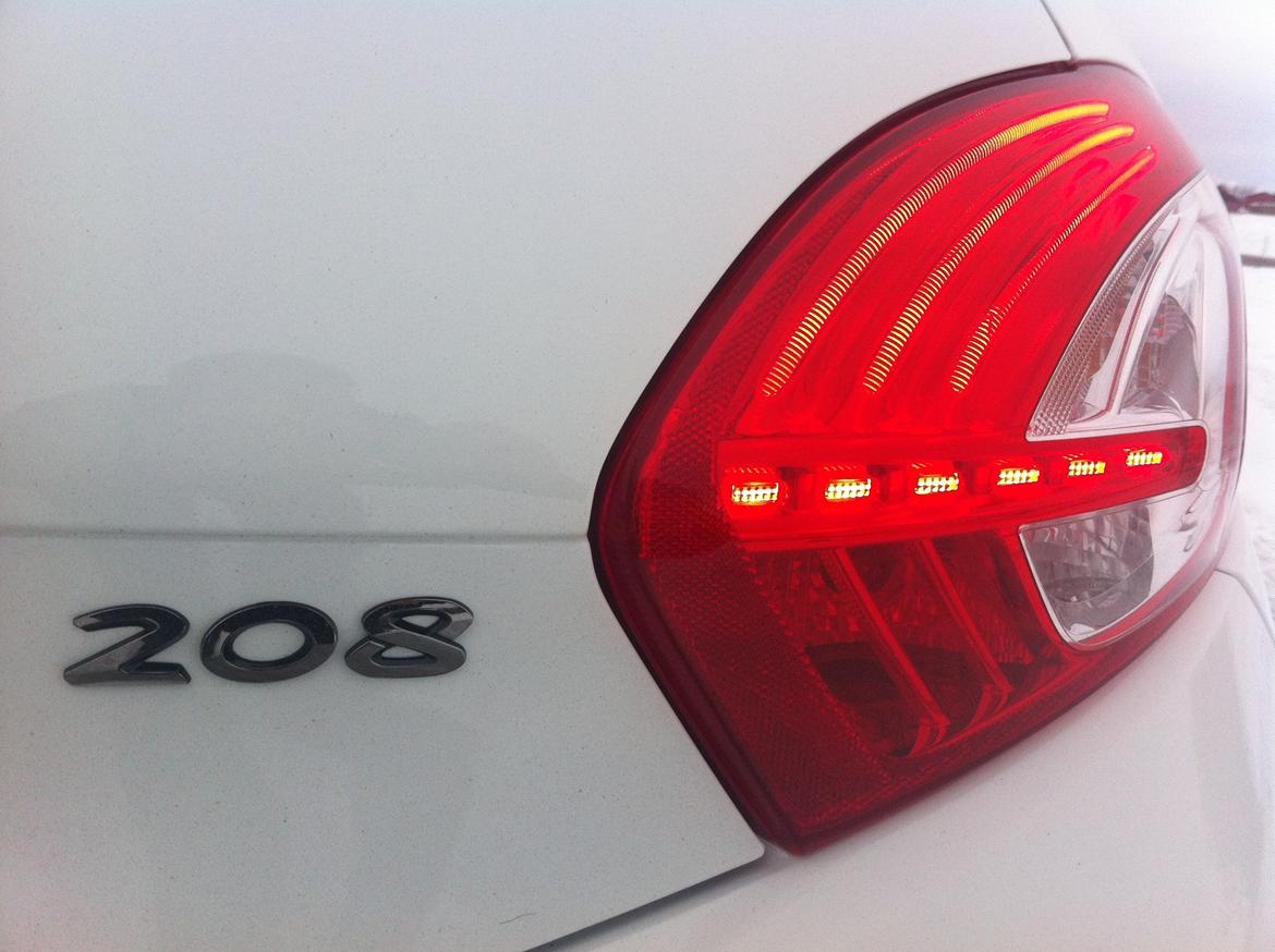 Peugeot 208 1.2 VTI Active Avenue Sport 5D (solgt) - Fedt design. Syntes den hvide lak står flot sammen med de røde lygter. billede 8