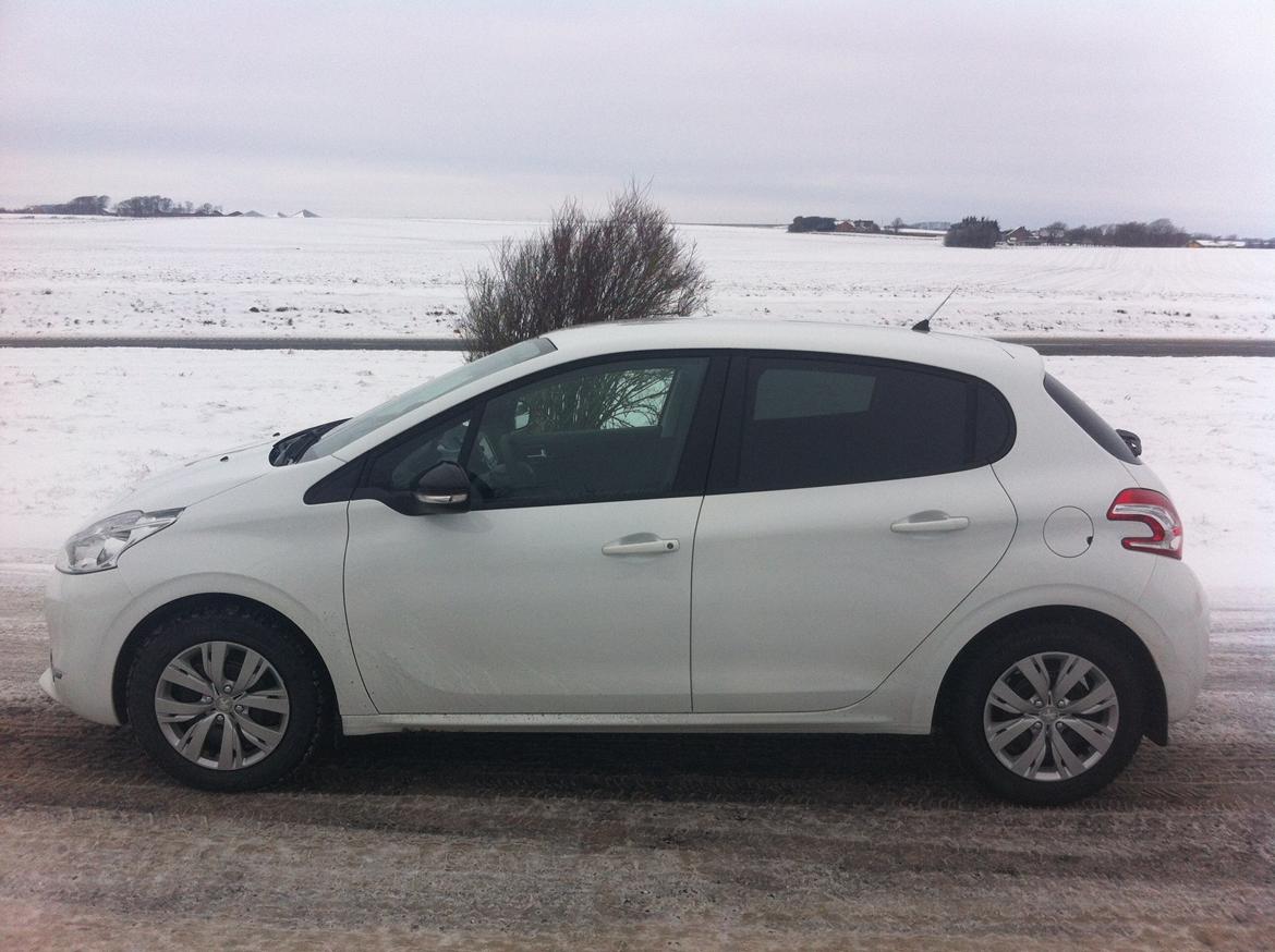 Peugeot 208 1.2 VTI Active Avenue Sport 5D (solgt) - Fra siden. Syntes de mørktonede sideruder passer rigtig godt til den hvide lak billede 9