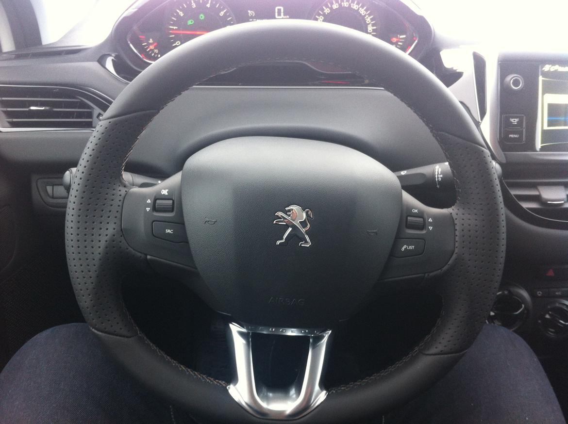 Peugeot 208 1.2 VTI Active Avenue Sport 5D (solgt) - Det super lækre multifunktions læder rat. Lille og tykt med flot cromedetalje billede 10