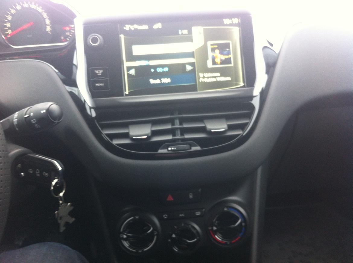 Peugeot 208 1.2 VTI Active Avenue Sport 5D (solgt) - Midterkonsollen med den lækre 7" touch skærm billede 14