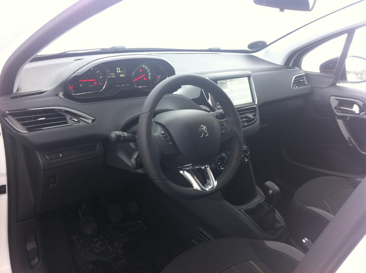 Peugeot 208 1.2 VTI Active Avenue Sport 5D (solgt) - Interiøret. Smart og anderledes billede 15