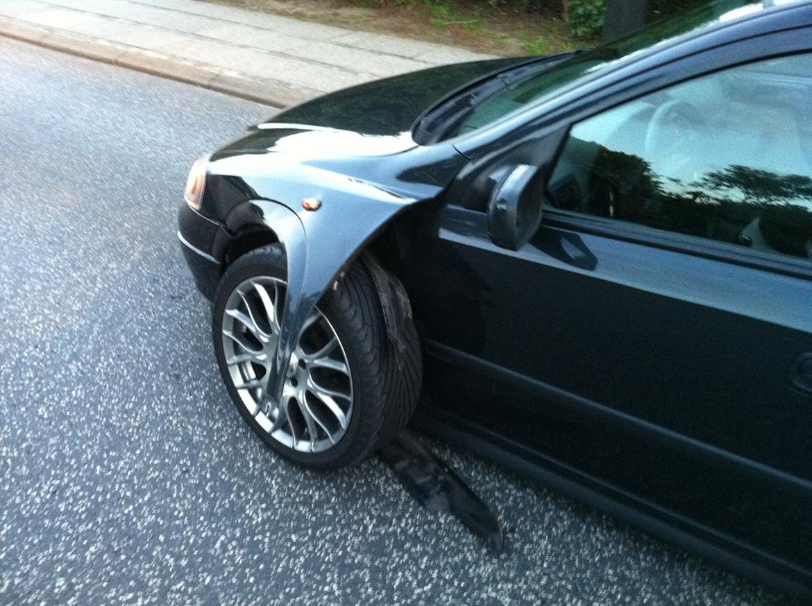 Opel Astra G - Havde et mindre uheld :)
Heldigvis var skaden lille.
Kunne nøjes med at købe en skærm i den rigtige farve ved en hugger og så var vi kørende igen :) billede 9