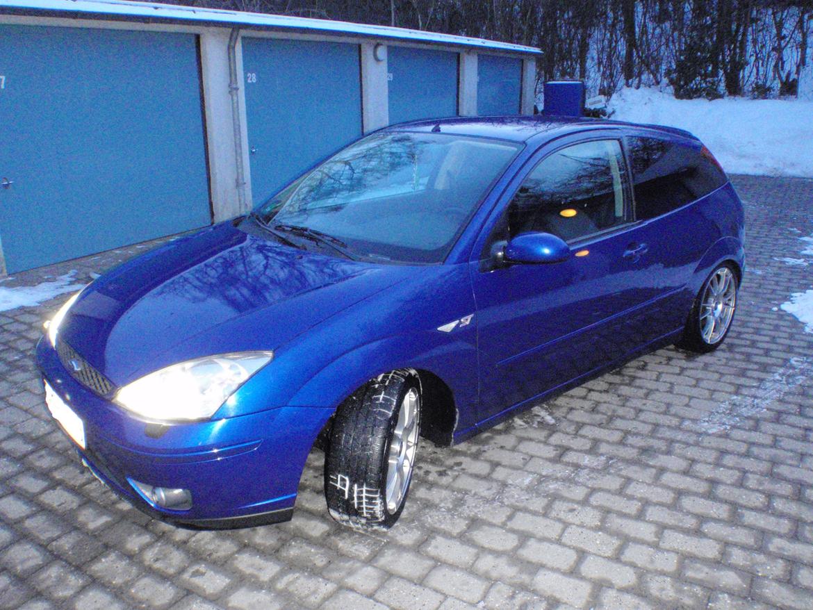 Ford Focus ST 170 - Mangler farve langst skærmkanten (ca 20cm langt) billede 1