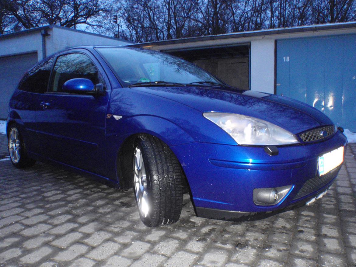 Ford Focus ST 170 - Små risser på størrelse med en 20'er ved kofangeren, hvis man følger skærmkanten kan man se det..
- En idiot dame på ~35 år bakkede ind i den mens jeg sad i den.. Lod dog hende gå da det ik var det værste der var sket på den :) billede 4