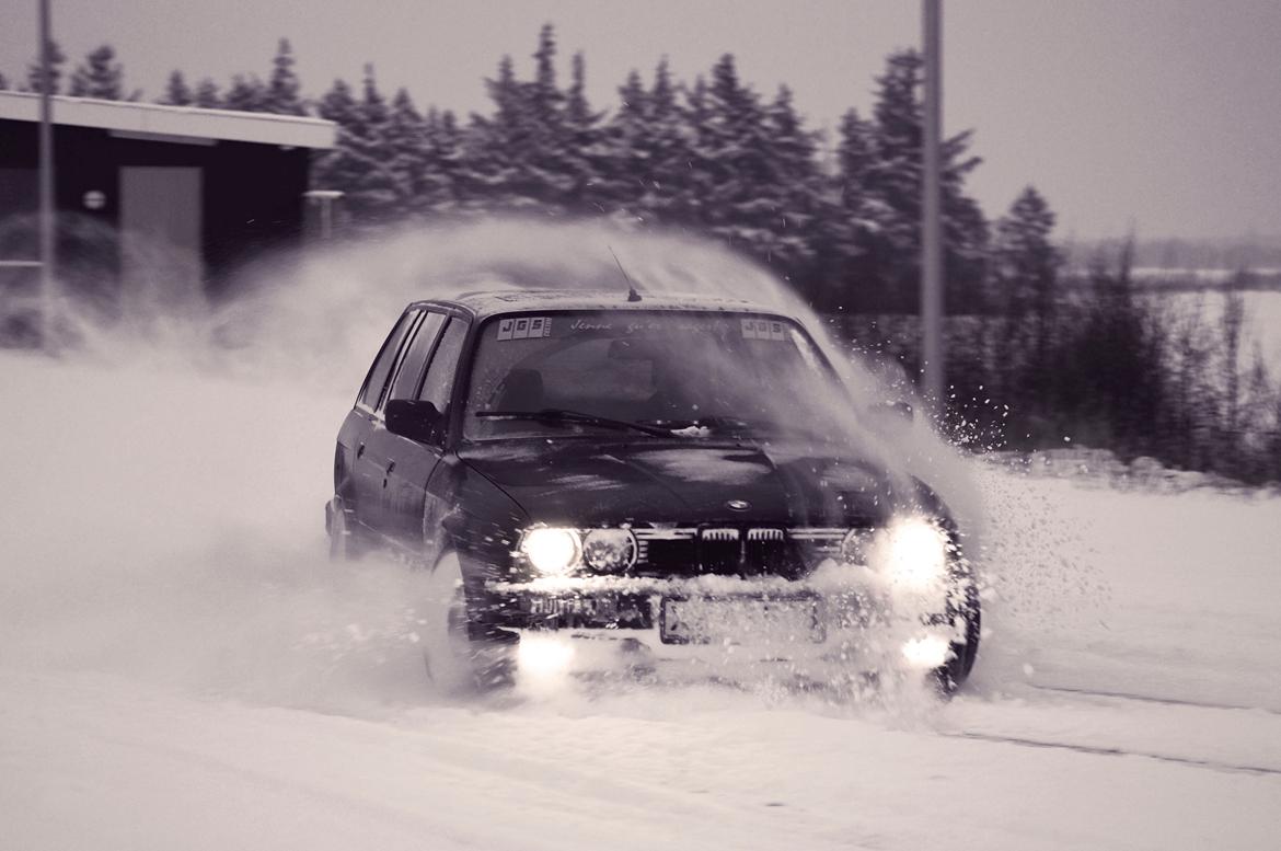 BMW E30 325I TOURING - en vinterdag på legepladsen billede 1