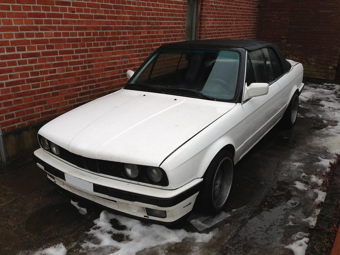 BMW E30 Cabriolet - Ude af vinterhiet i forbindelse med syn. Var på trailer til syn, men da synsmanden skulle prøvekøre bilen måtte jeg hente prøveskilte. billede 2