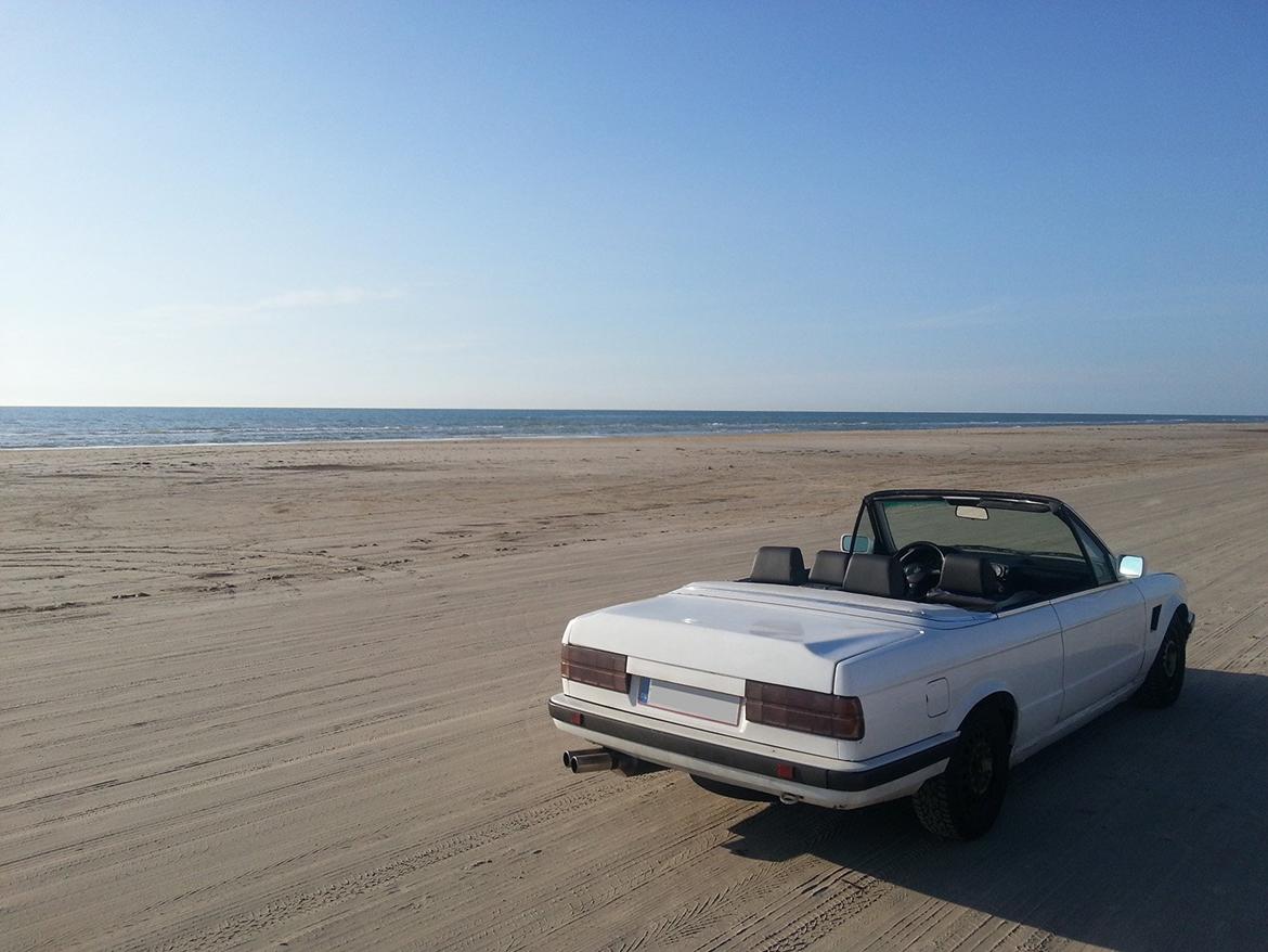 BMW E30 Cabriolet - Tur på Blokhus strand. Med super-super-SUPER-grimme 14" stålfælge. Heldigvis kom fragtmanden dagen efter med et sæt Borbet A. billede 6