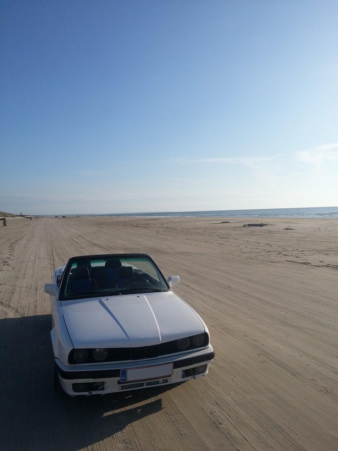 BMW E30 Cabriolet - En tur på Blokhus strand. Mangler stadig noget arbejde på bilen her - f.eks. underlæbe og klap for oliekøler. billede 7