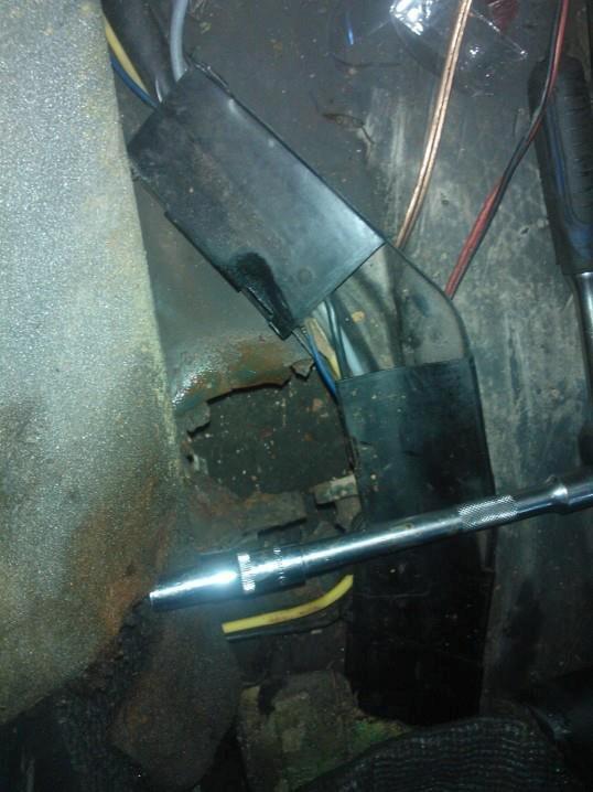 Mercedes Benz 190e the black widow - mindre hul i bunden  billede 3