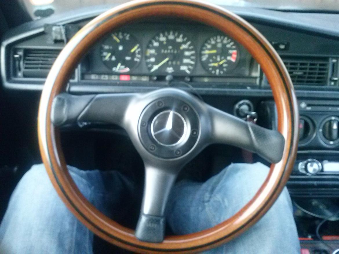 Mercedes Benz 190e the black widow - trærat fra nardi med merc logo  billede 10