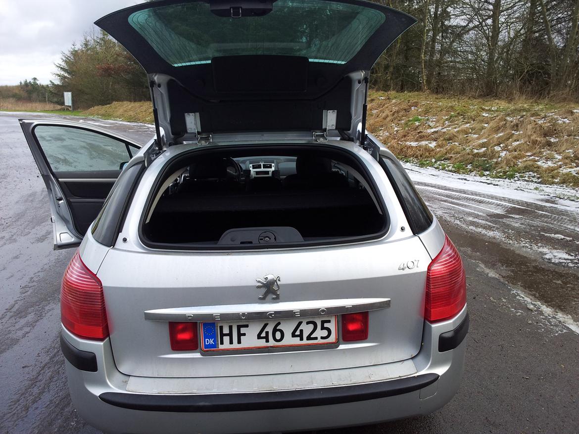 Peugeot 407 solgt - sjov funktion med 2 delt bagklap styret via nøglens fjernbetjening billede 12