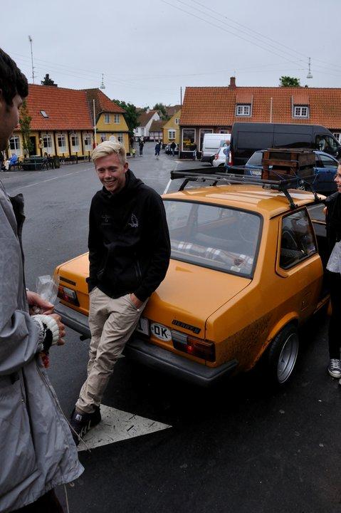 VW Derby - Den glade ejer, på en regnfuld sommerdag ;) lige uden for Svaneke Bolche billede 10