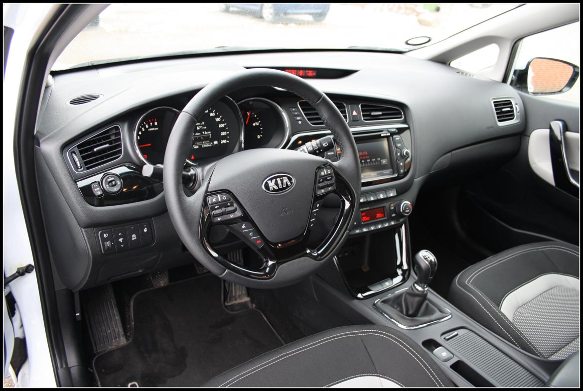 Kia Ceed 1.6 GDI Premium *Solgt* - High class interiør. Desuden ratvarme, virkelig lækkert om vinteren. billede 10