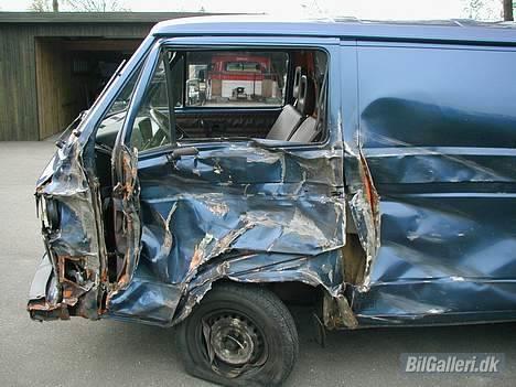 VW Transporter T3 (*død*) - Hmmm... Bag døren sad jeg så og kørte da den blev ramt... billede 8