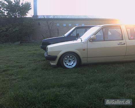 VW Polo Lowrider - solgt :( - Hehe, lige for at vise højdeforskellen mellem min golf 2 :D lidt lav er den da... billede 1