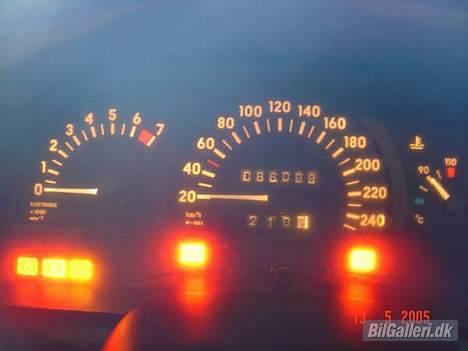 Opel Calibra 2.0i Coupé - tja, regnede med speedometeret. MEn motoren havde gået ca. 2-300000 mere.. Men Skroget er 100% fri for rust alligevel. billede 7