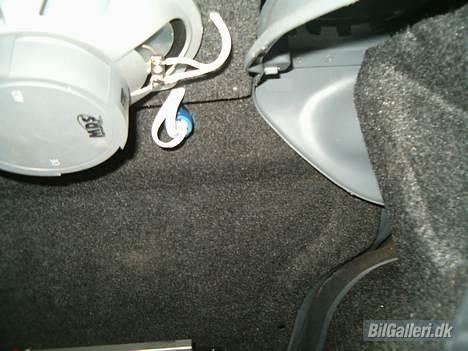 Fiat Bravo 1.6i 16v - Stik indbygget i sæderyggen til afmontering af hattehylde billede 8