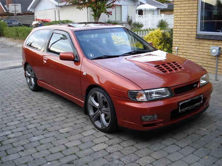 Nissan Almera 2.0 GTI-R (solgt) - Ja sådan ser den ud nu næsten, den har fået sidelister på og lidt andre småting. Og nu med org elsoltag billede 1