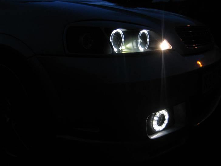 Opel Astra G 2,0 16v sport - Aftenbillede hvor man kan se de alt for fede lygter og tågelygter.  billede 4