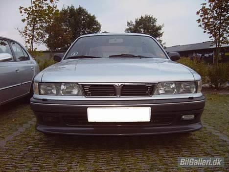 Mitsubishi  Galant 2.0 GTi 16V SOLGT - Fronten med: Hvide forblink, krom-front og tågelygter. billede 12