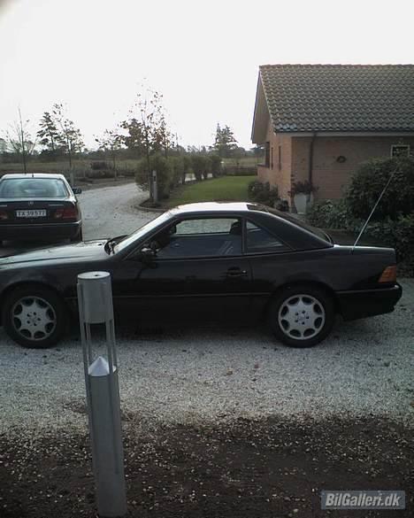 Mercedes Benz 500 SL(Sommerfælge) - Et billede af Sléren med Familie bilen i baggrunden billede 7
