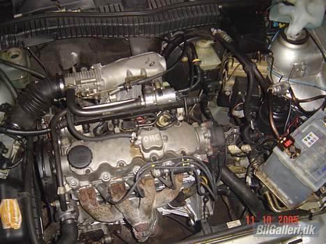 Opel Calibra 2.0i Coupé - Her er den ny motor så, man kan ikke se så meget. Men blokken er malet sølv metallic, samt at resten er glasblæst og lakeret med klarlak. billede 15