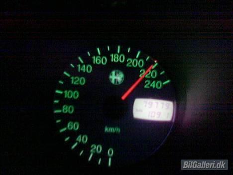 Alfa Romeo 156 2.0 TS 16V - Der var desværre ikke mere plads til at få den højere op, skulle dreje af afkørslen :-( Beklager i øvrigt dårlig kvalitet, billedet er taget med mobil billede 15