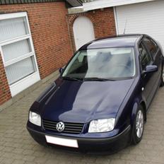 VW Bora (Blue)