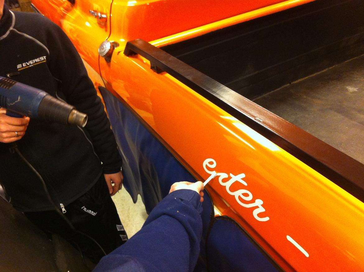 Chevrolet Fleetside Apache 3100 (SOLGT) - Er i gang med afmontage af tidligere ejers reklame billede 14