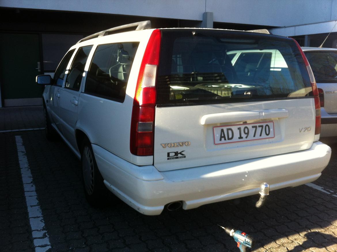 Volvo V70 - Væk med nummerpladeramme, klistermærker og reklamer.  billede 2