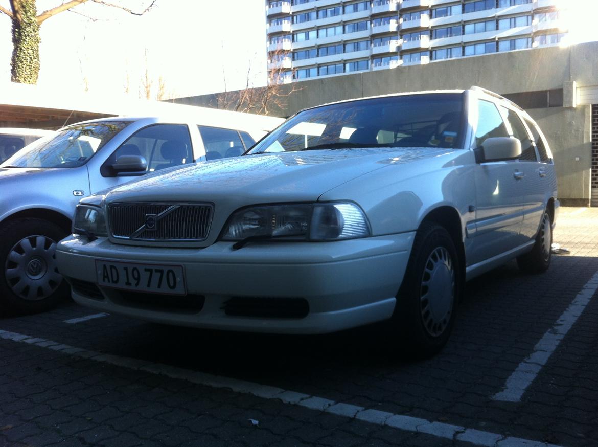 Volvo V70 - Væk med nummerpladeramme, klistermærker og reklamer.  billede 3