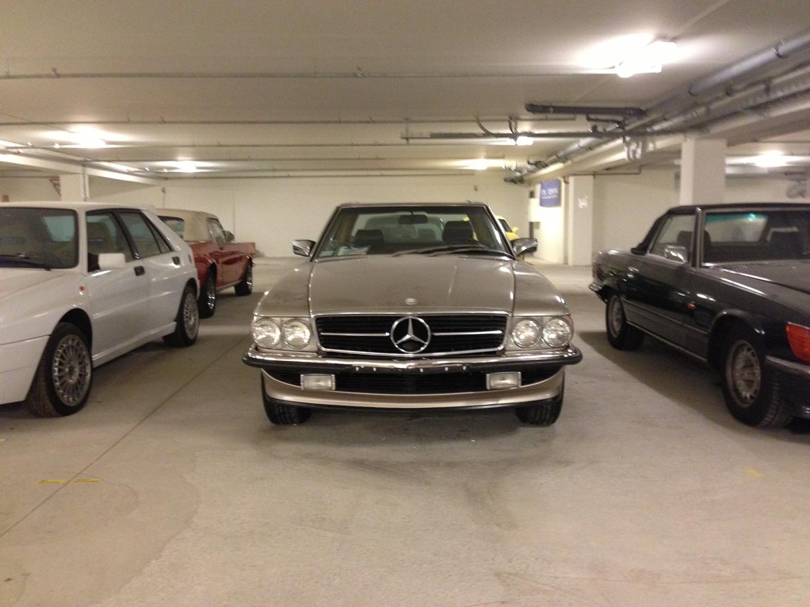 Mercedes Benz 560 SL - Her opholder bilen sig fra september til maj hvert år. 18 grader hele året rundt med genvækst system, så ingen fugt. 
 billede 13