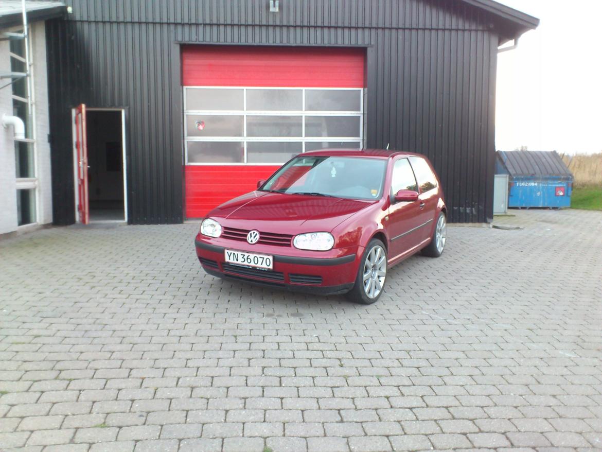 VW Golf IV - Fælgene er renoveret og malet blank sorte, de nu 100% iorden! Ingen kant hakker eller ridser billede 8