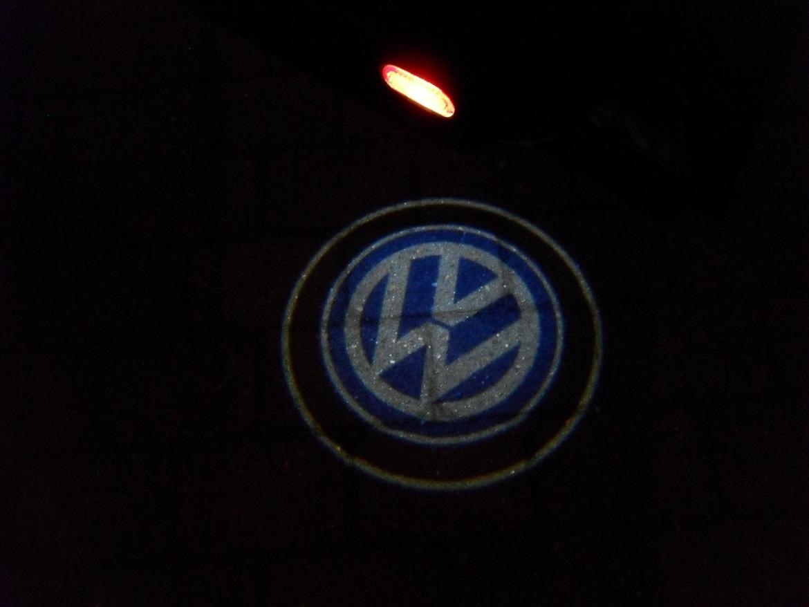 VW Bora (Blue) - projekter i bunden af fordørene som lyser når døren er åben billede 10