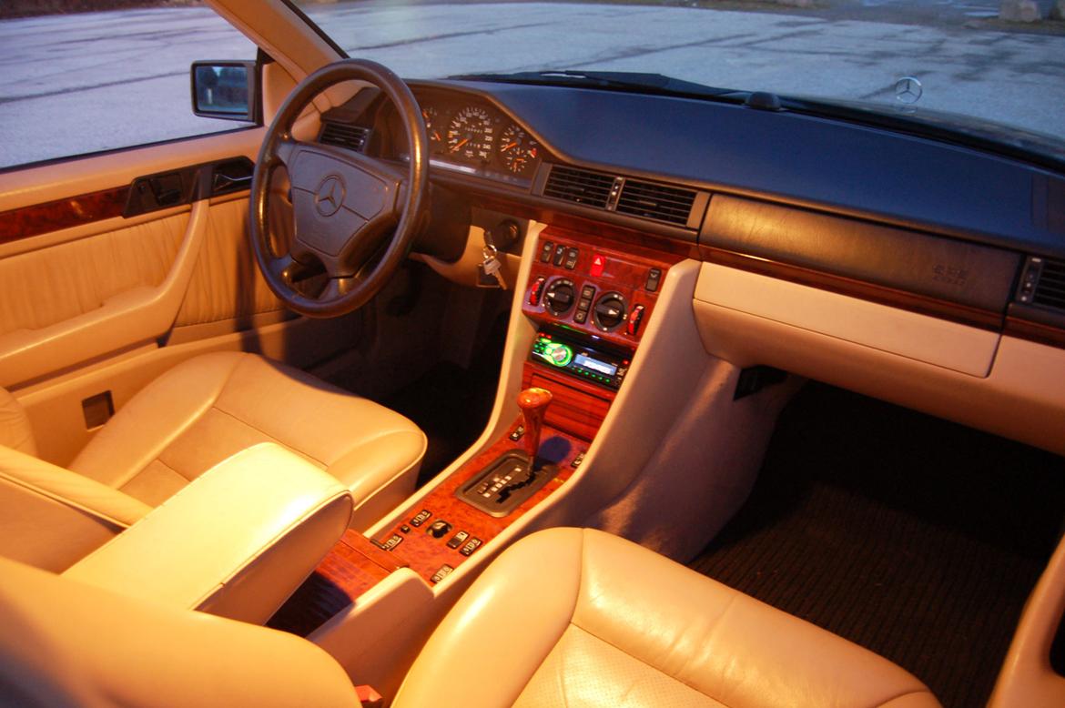 Mercedes Benz E320 CE - Et mindre aftenbillede af kabinen, som man stadig sidder utrolig dejligt i på trods af at have en del år bag sig. :-) billede 16