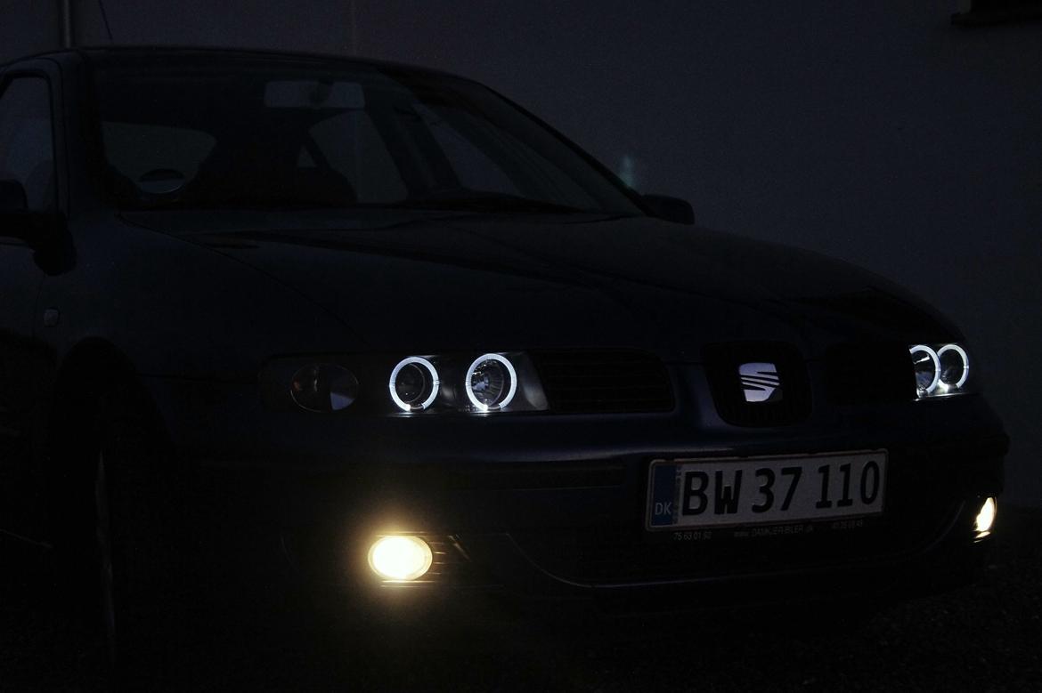 Seat Leon - I mørke med lygterne på position billede 9